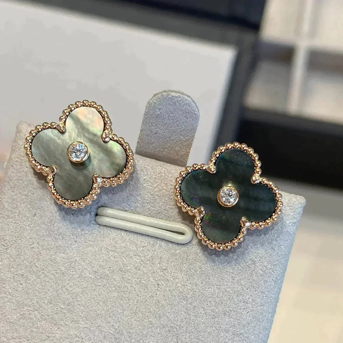 [⭐Novea]CLOVER MEDIUM 1 MOTIFS GRAY MOP  DIAMOND EARRINGS