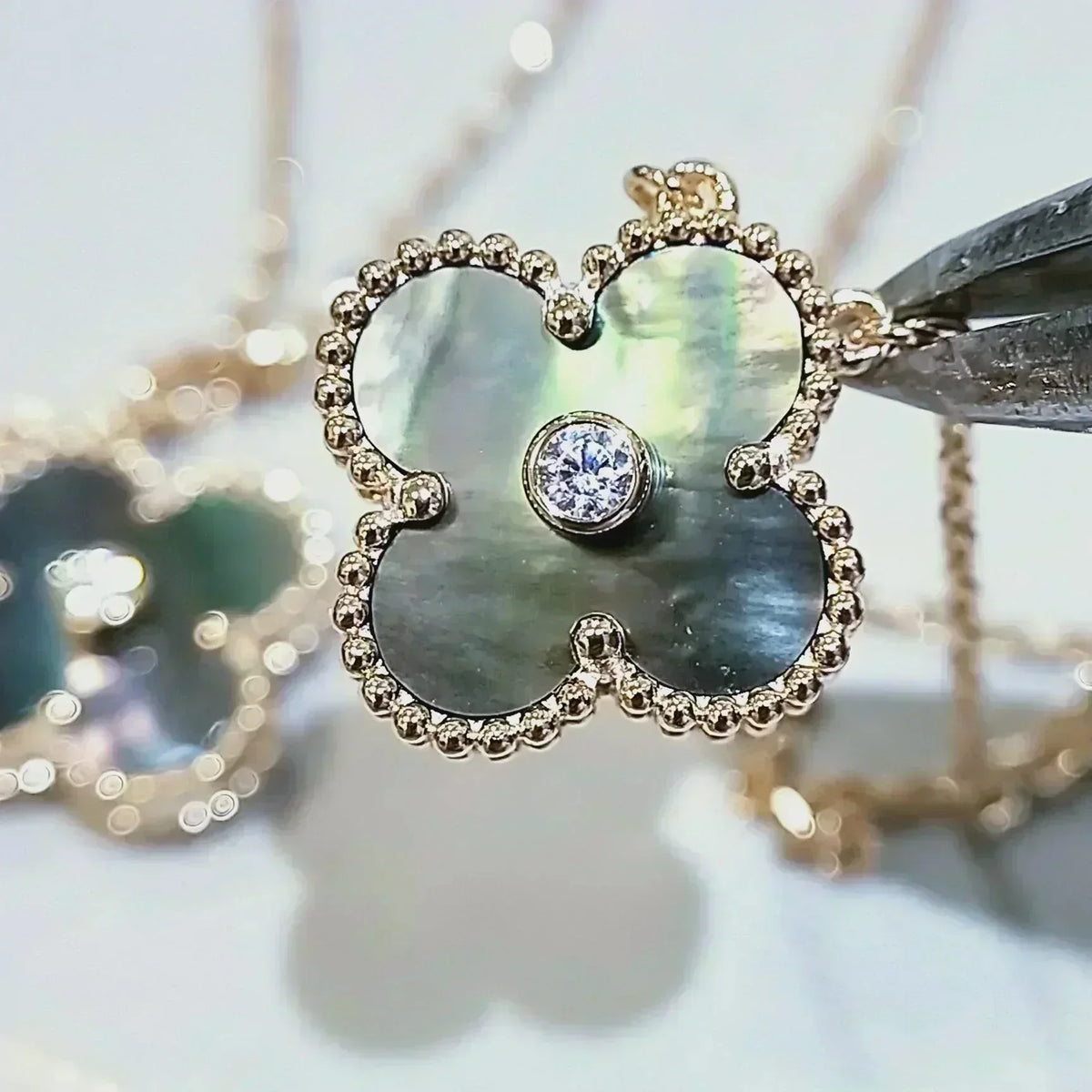 [⭐Novea]CLOVER 15MM DIAMOND AND MOTHER-OF-GREY NECKLACE