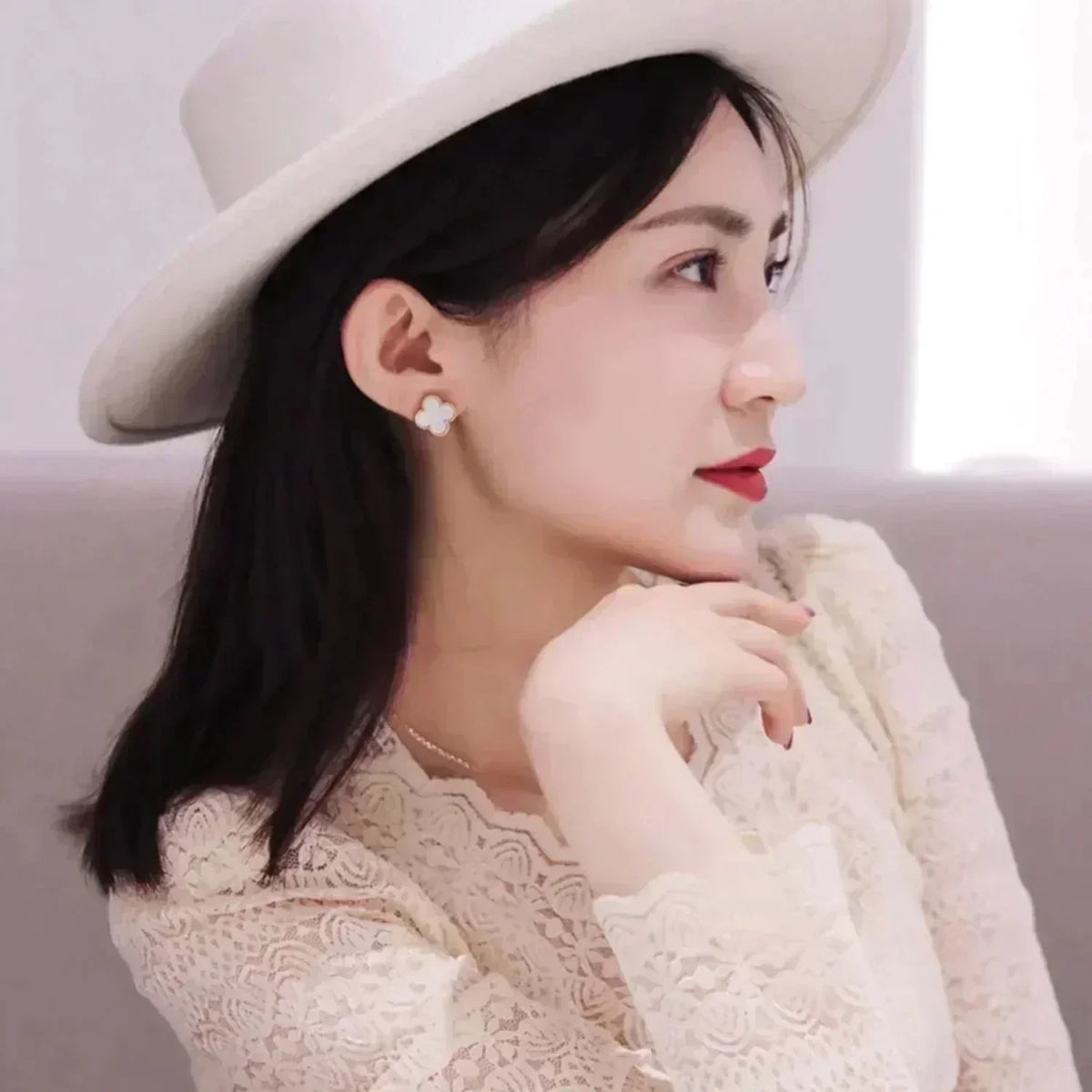 [⭐Novea]CLOVER MEDIUM 1 MOTIFS  WHITE MOP STUD EARRINGS