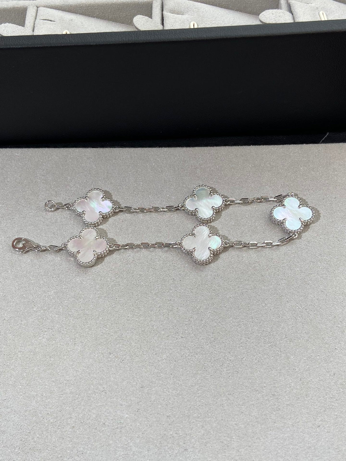 [⭐Novea]CLOVER WHITE PEARL MOP 5 MOTIF BRACELET COLLECTION