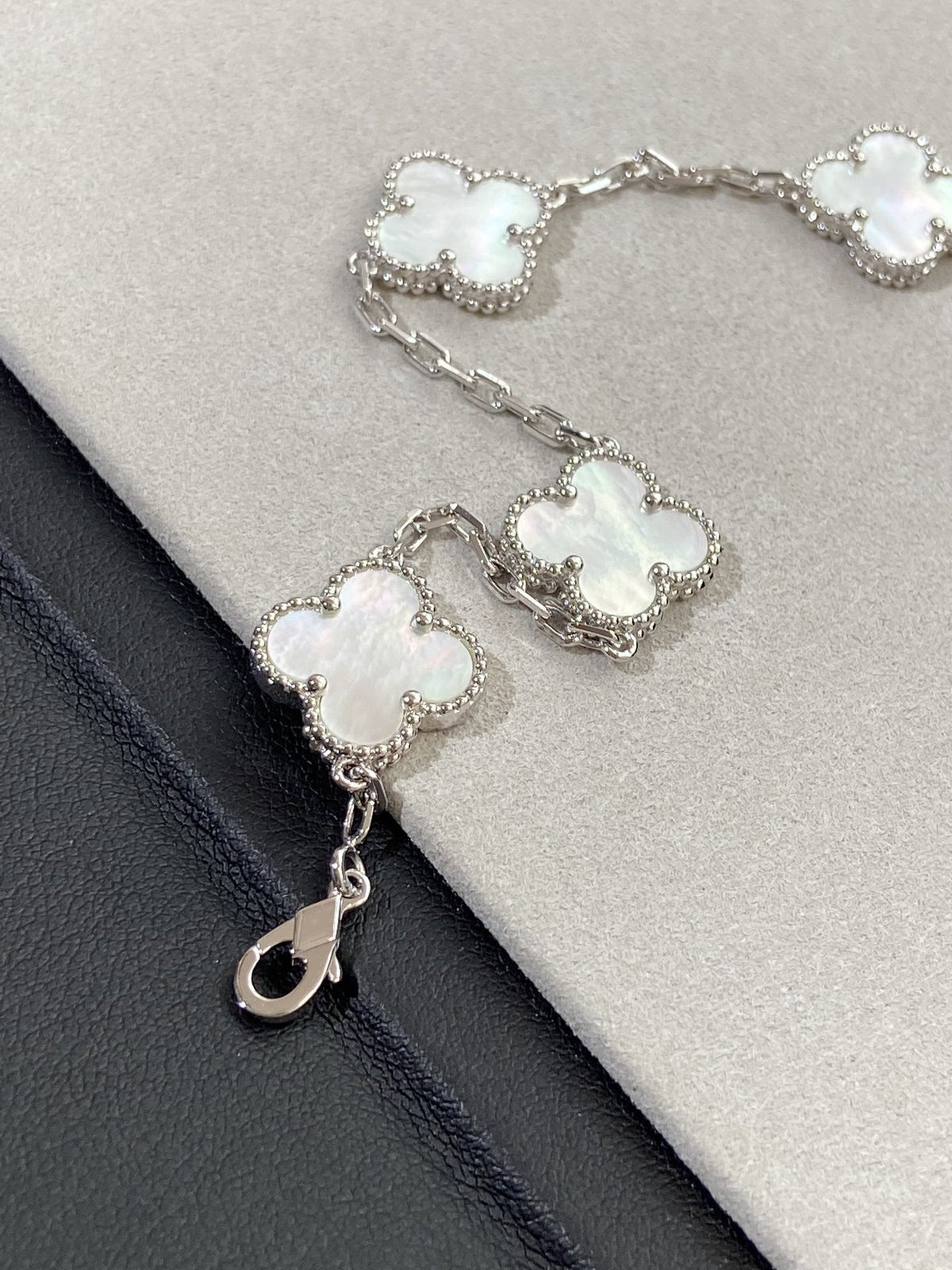 [⭐Novea]CLOVER WHITE PEARL MOP 5 MOTIF BRACELET COLLECTION