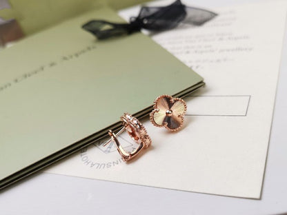 [⭐Novea]CLOVER MEDIUM STUD EARRINGS