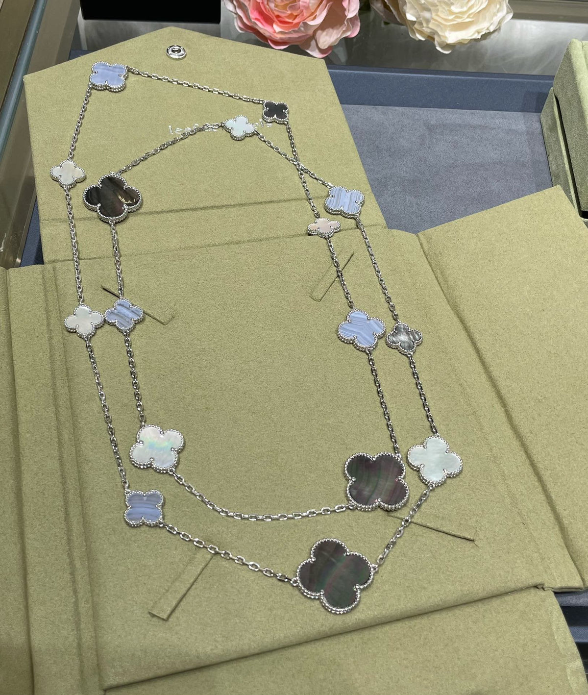 [⭐Novea]CLOVER 16 MOTIF CHALCEDONY MOP SILVER NECKLACE