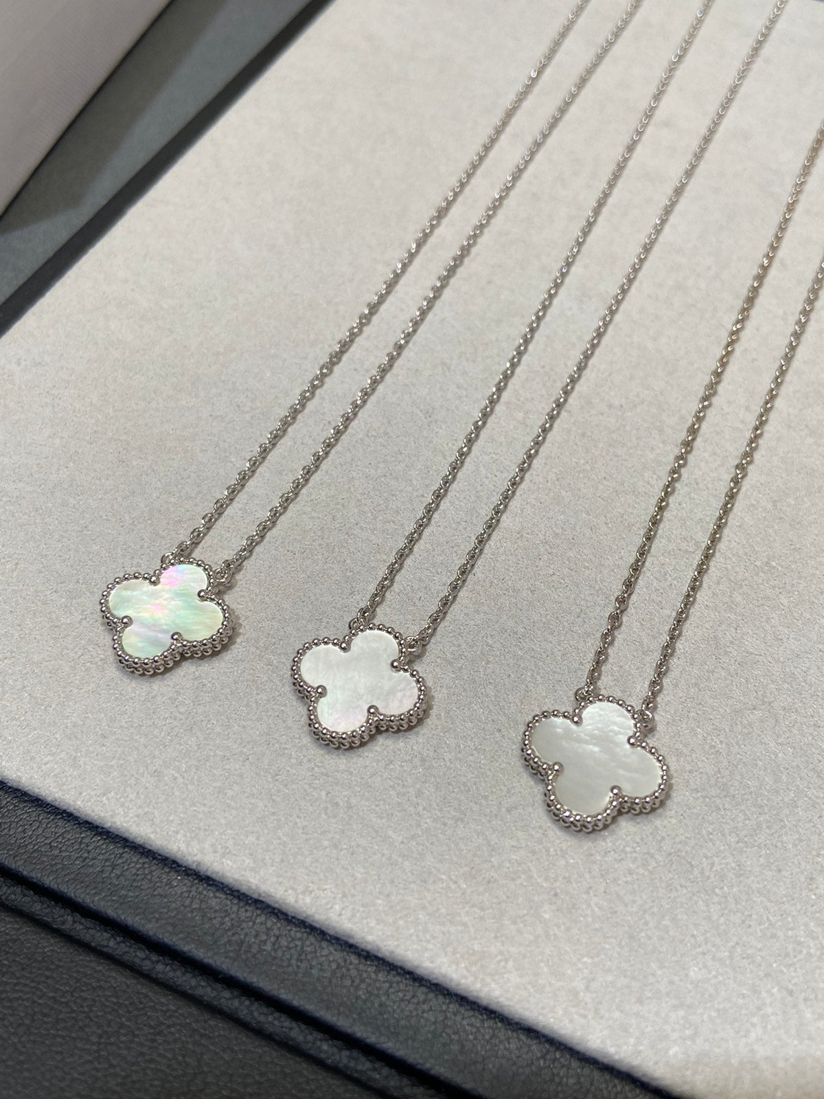 [⭐Novea]CLOVER MEDIUM SILVER WHITE MOP NECKLACE