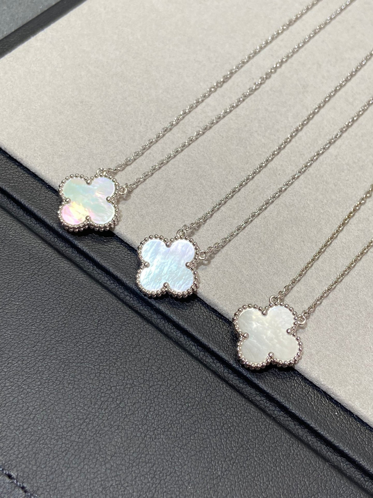[⭐Novea]CLOVER MEDIUM SILVER WHITE MOP NECKLACE