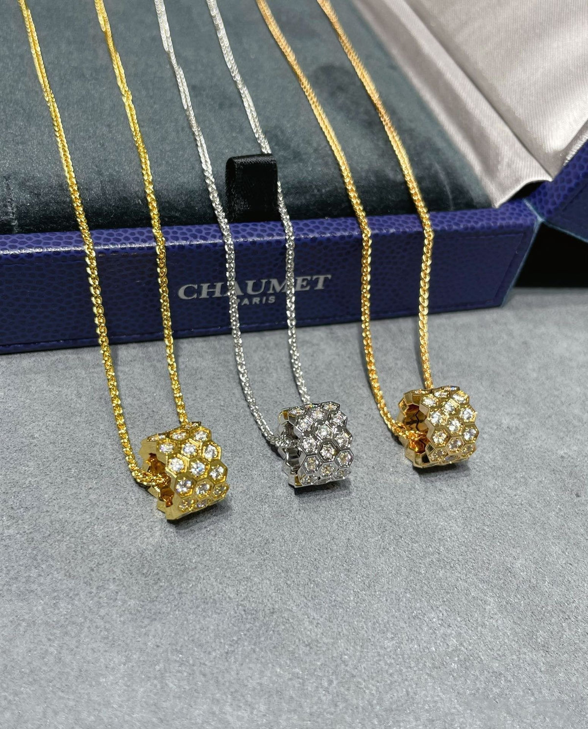 [⭐Novea]BEE LOVE DIAMOND PAVED 3 ROW NECKLACE
