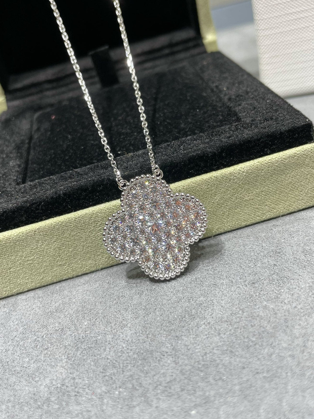 [⭐Novea]CLOVER 25MM LARGE PENDANT DIAMOND PAVED SILVER NECKLACE