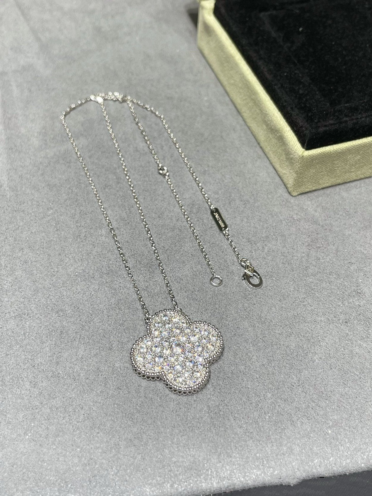 [⭐Novea]CLOVER 25MM LARGE PENDANT DIAMOND PAVED SILVER NECKLACE