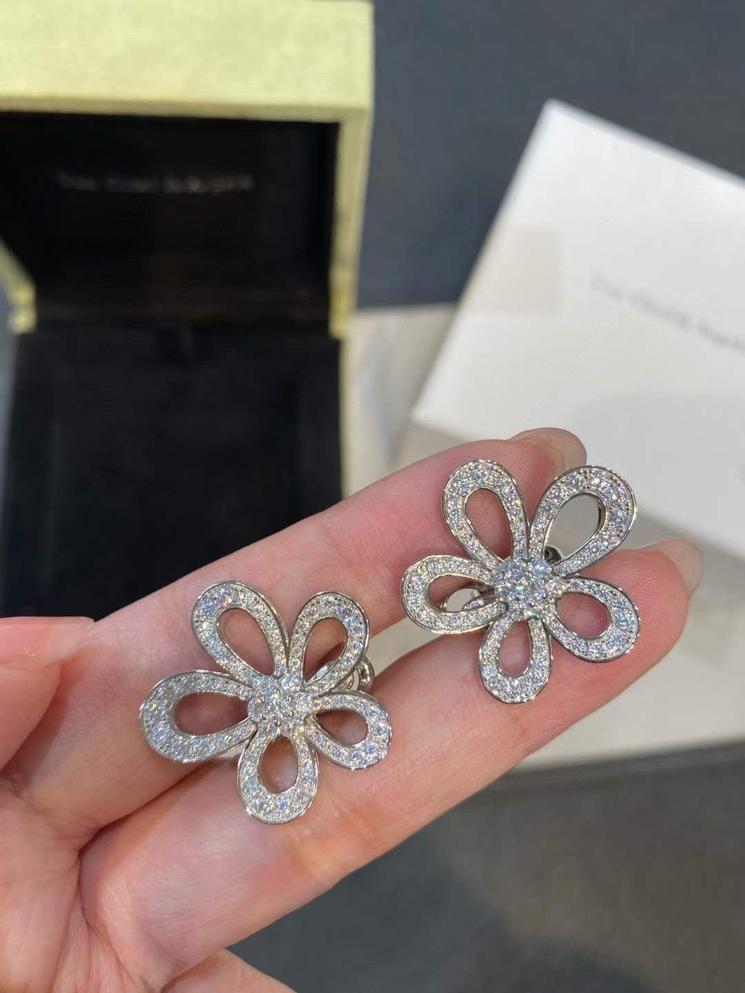 [⭐Novea]FLOWERLACE EARRINGS FULL DIAMONDS