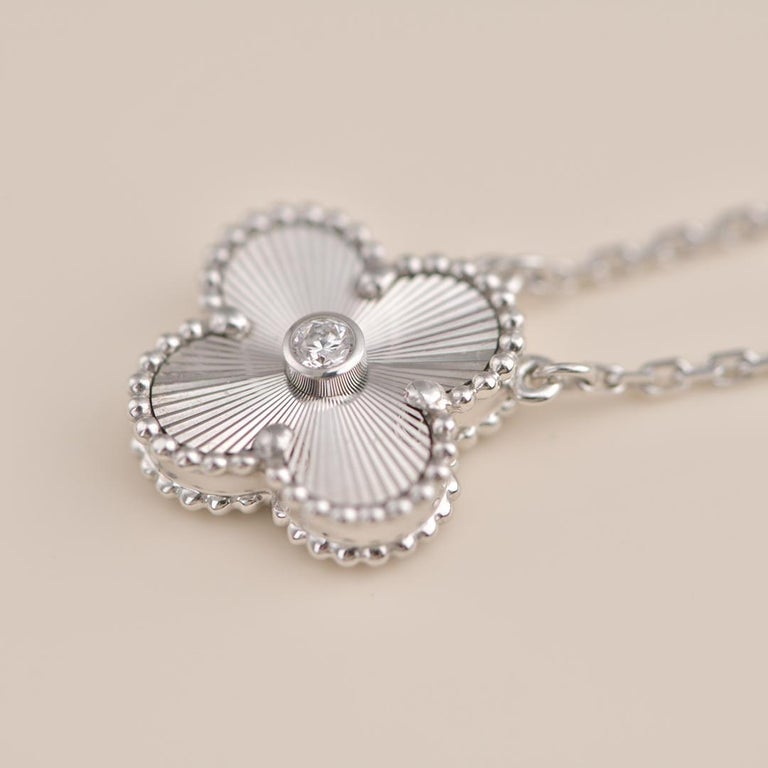 [⭐Novea]CLOVER  15MM DIAMOND LASER NECKLACE SILVER