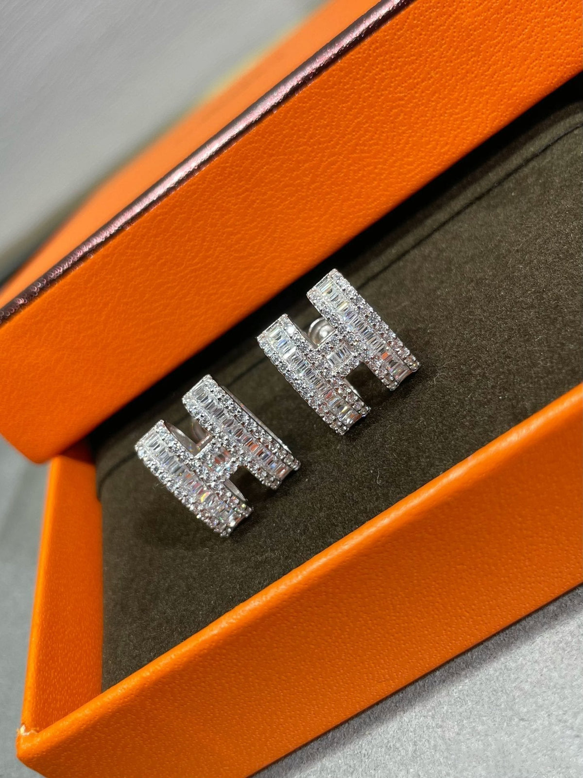 [⭐Novea]H STUD EARRINGS WITH SILVER DIAMONDS