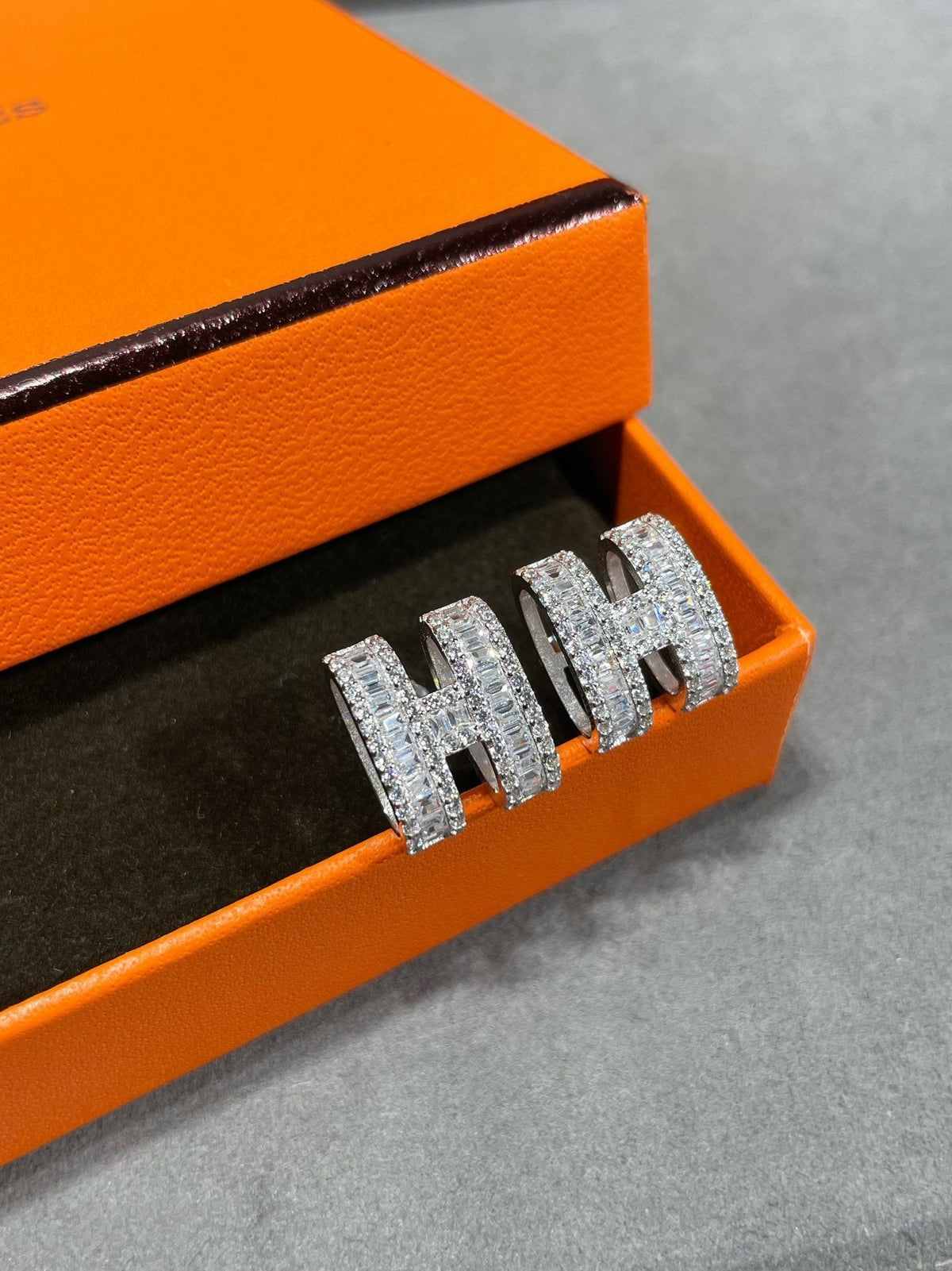 [⭐Novea]H STUD EARRINGS WITH SILVER DIAMONDS