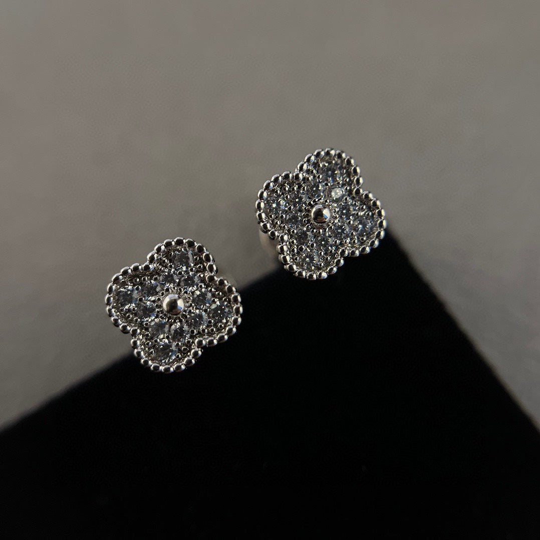 [⭐Novea]CLOVER MINI DIAMOND STUD EARRINGS