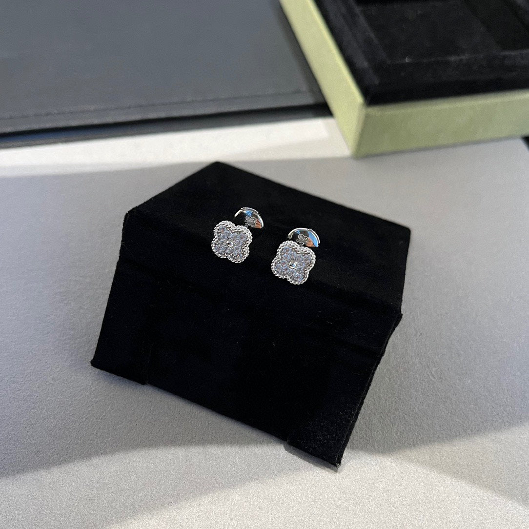 [⭐Novea]CLOVER MINI DIAMOND STUD EARRINGS